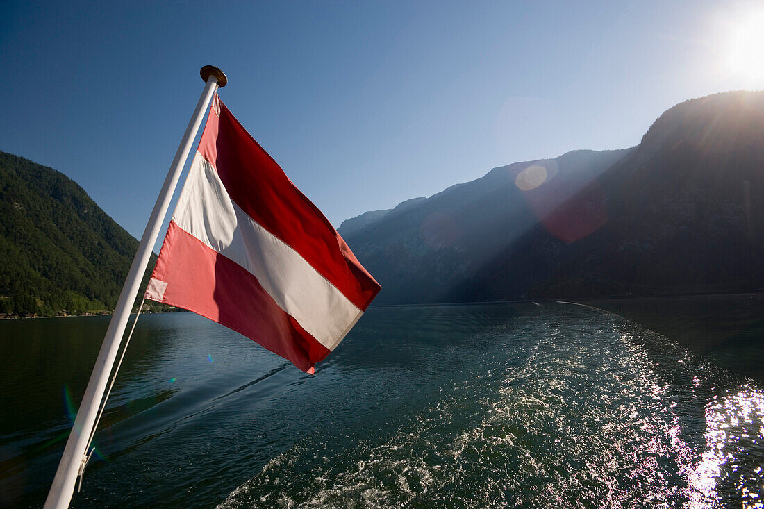 Österreichische Fahne am Heck von einem Schiff, Hallstätter See, Salzkammergut, Oberösterreich, Österreich
