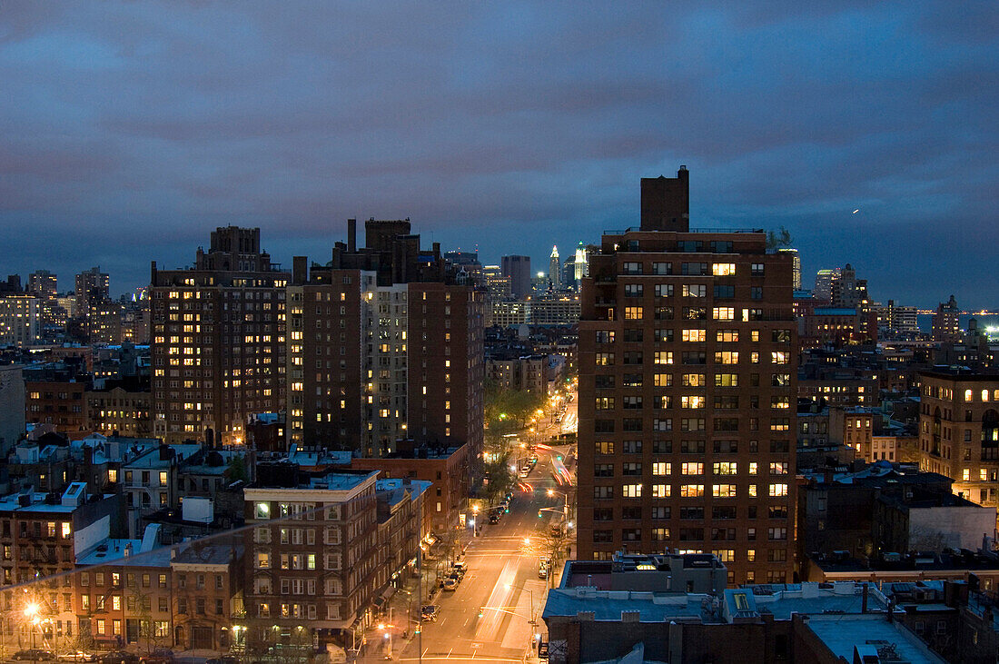 Blick auf beleuchtete Hochhäuser bei Nacht, Manhattan, New York, USA