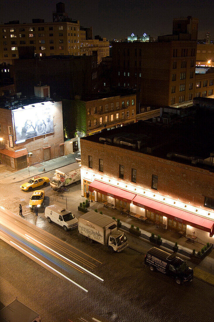 Das beleuchtete Restaurant Pastis bei Nacht, Meatpacking District, Manhattan, New York, USA