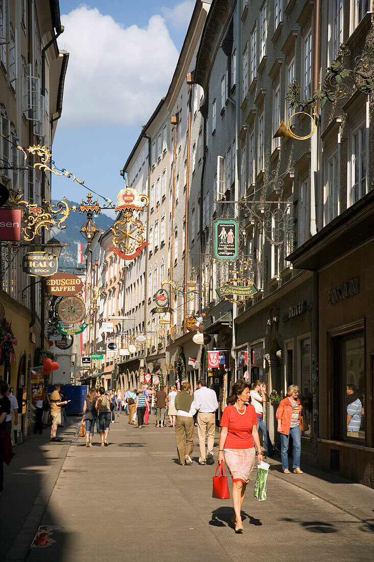 Leute beim Einkaufen in der Getreidegasse, Salzburg, Österreich, Am 11. September 1997 wurde der Altstadt von Salzburg von der UNESCO die Auszeichnung Weltkulturerbe verliehen.