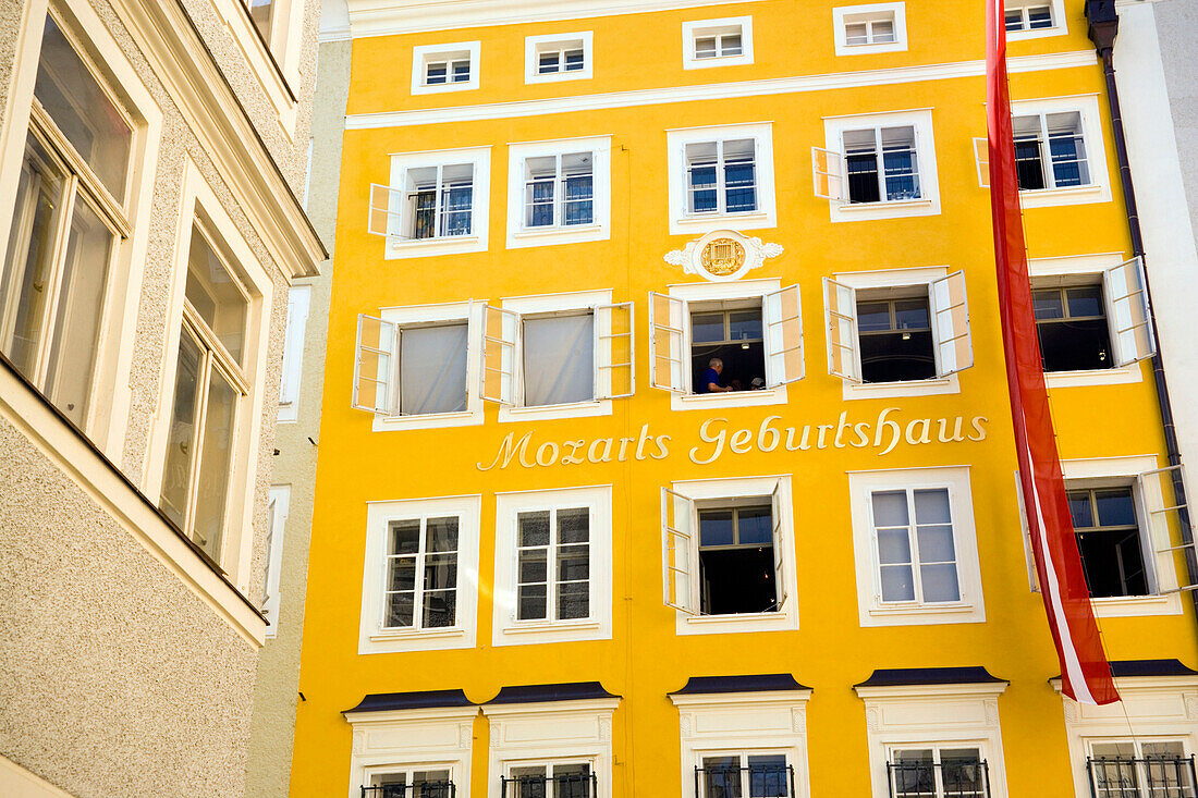 Mozart's birthplace in the Getreidegasse, Wolfgang Amadeus Mozart was born here on January 27, 1756, today the rooms once occupied by the Mozart family house a museum, Salzburg, Salzburg, Austria, Since 1996 historic centre of the city part of the UNESCO 