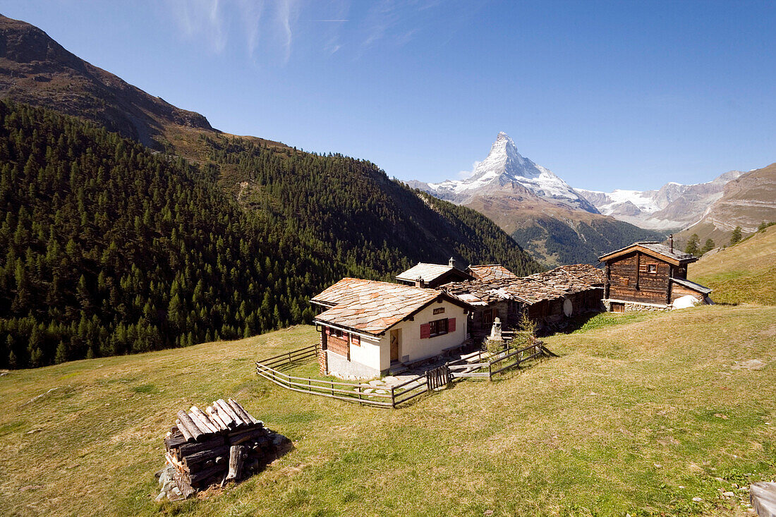 Wooden houses of the mountain village Findeln, Matterhorn (4478 m) in background, Zermatt, Valais, Switzerland