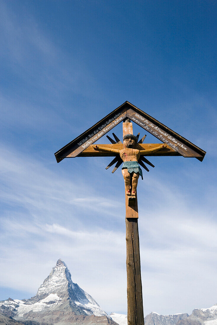 Ein Wegekreuz, Kruzifix, Matterhorn im Hintergrund, 4478 meters, Zermatt, Wallis, Schweiz