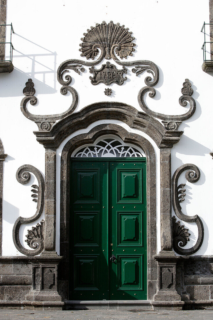 Hauptportal zur Santa Casa da Misericordia Kirche in Villa Franca do Campo, Azoren, Portugal