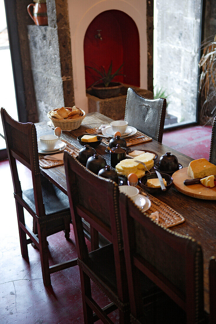 Frühstückstisch im Hotel Convento de Sao Francisco in Villa Franca do Campo, Azoren, Portugal