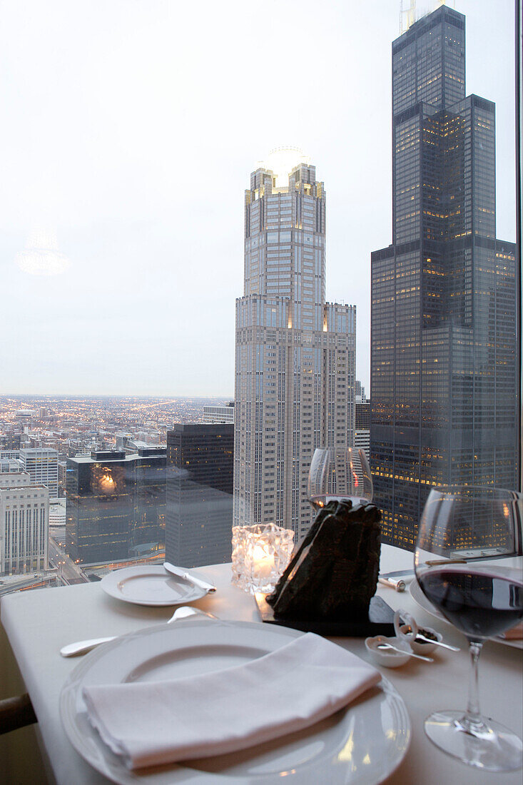 Blick zum Sears Tower aus dem Everest Restaurant im 40sten Stock des Chicago Stock Exchange, Chicago, Illinois, USA