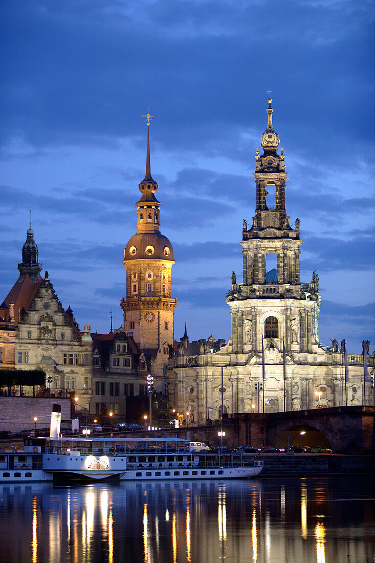 View over river Elbe at the Brühlsche Terrasse and Frauendom, Dresden, Saxony, Germany