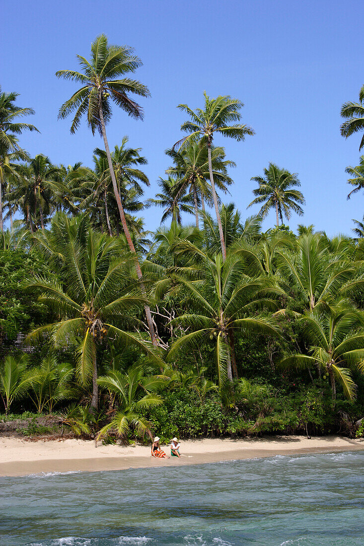 Touristen am Strand, Fafa Island Resort, Tonga, Südsee