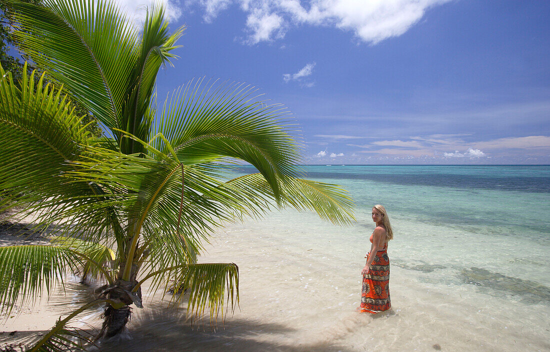 Frau am Strand, Fafa Island Resort, Tonga, Südsee