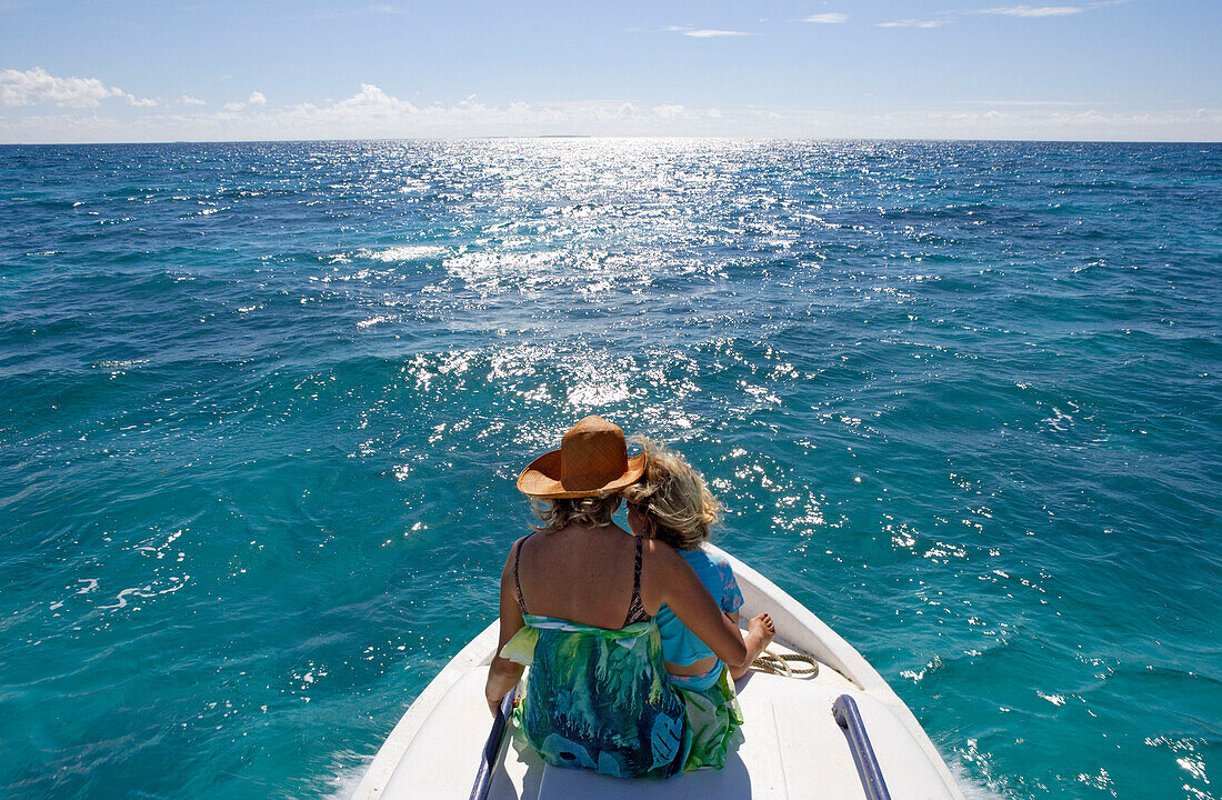 Mutter mit Kind auf Boot, Tonga, Südsee