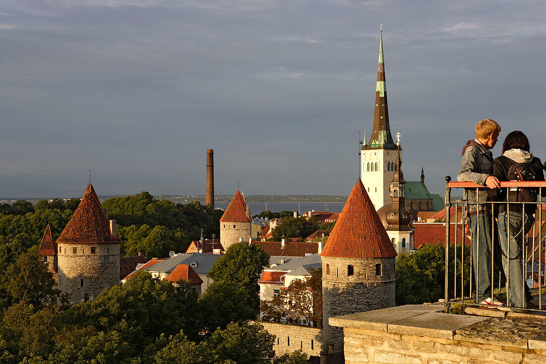 Altstadt von Tallinn von der Rohukohtuterrasse aus gesehen. Vorne die Türme der Befestigungsmauer, dahinter das Michaelskloster und die Olaikirche, Tallinn, Estland