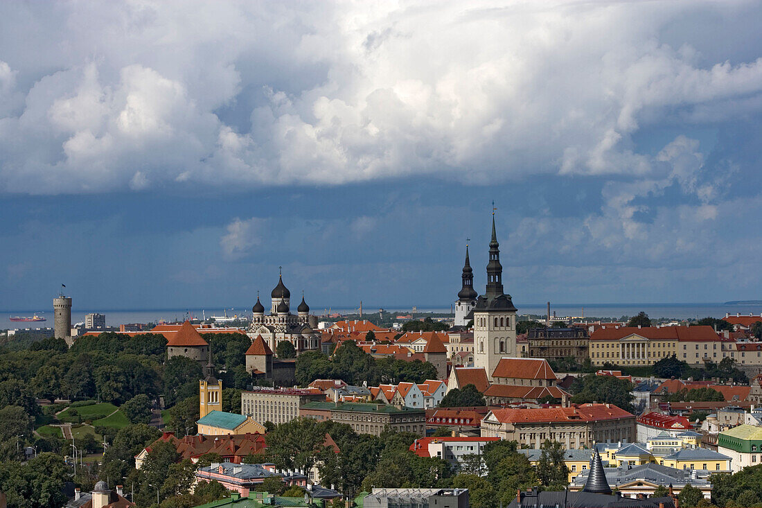 Altstadt von Tallinn. Die Türme von links: Langer Hermann, Alexander-Newski-Kathedrale, Olaikirche, Nikolaikirche, Tallinn, Estland