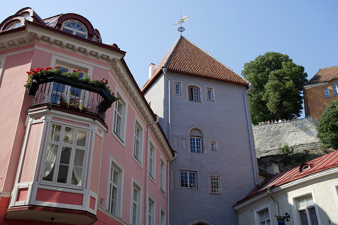 Tallinns Altstadt. Der Durchgang im Turm führt über den Pikk jalg zur Burg, Tallinn, Estland