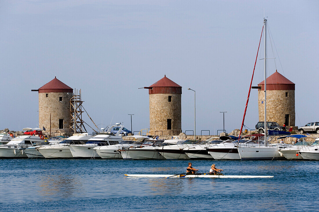 Mandraki Hafen mit Windmühlen und Booten, Rhodos Stadt, Rhodos, Griechenland