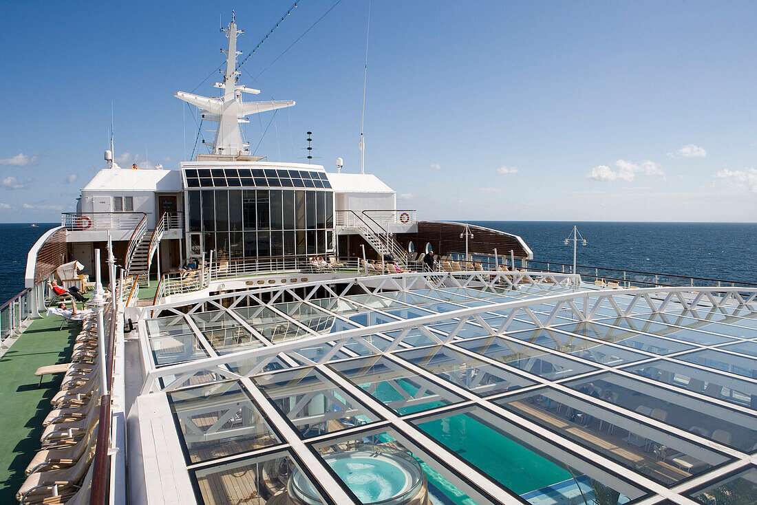 Schwimmbad an Bord von MS Europa während Ostsee-Kreuzfahrt, Europa