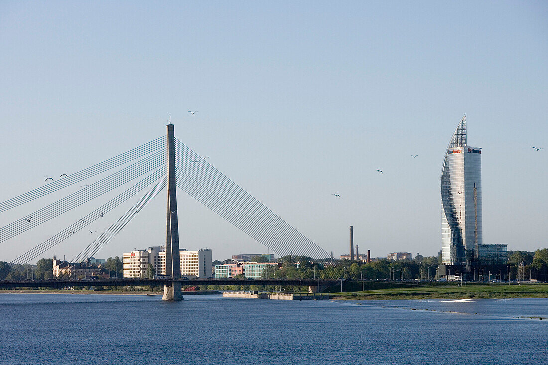 Vansu Brücke über Daugava-Fluss und modernes Hochhaus, Blick von MS Europa im Hafen von Riga, Lettland, Europa