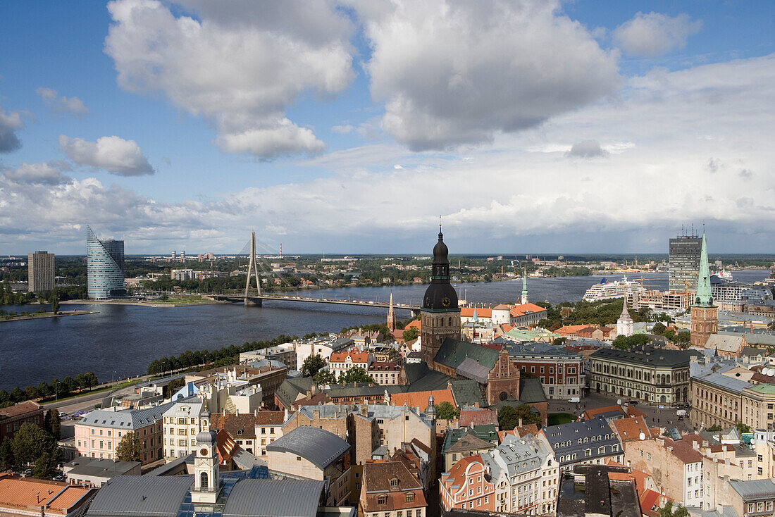 Blick über Riga von der Aussichtsplattform am Kirchturm der Johanniskirche, mit MS Europa im Hafen, Riga, Lettland, Europa