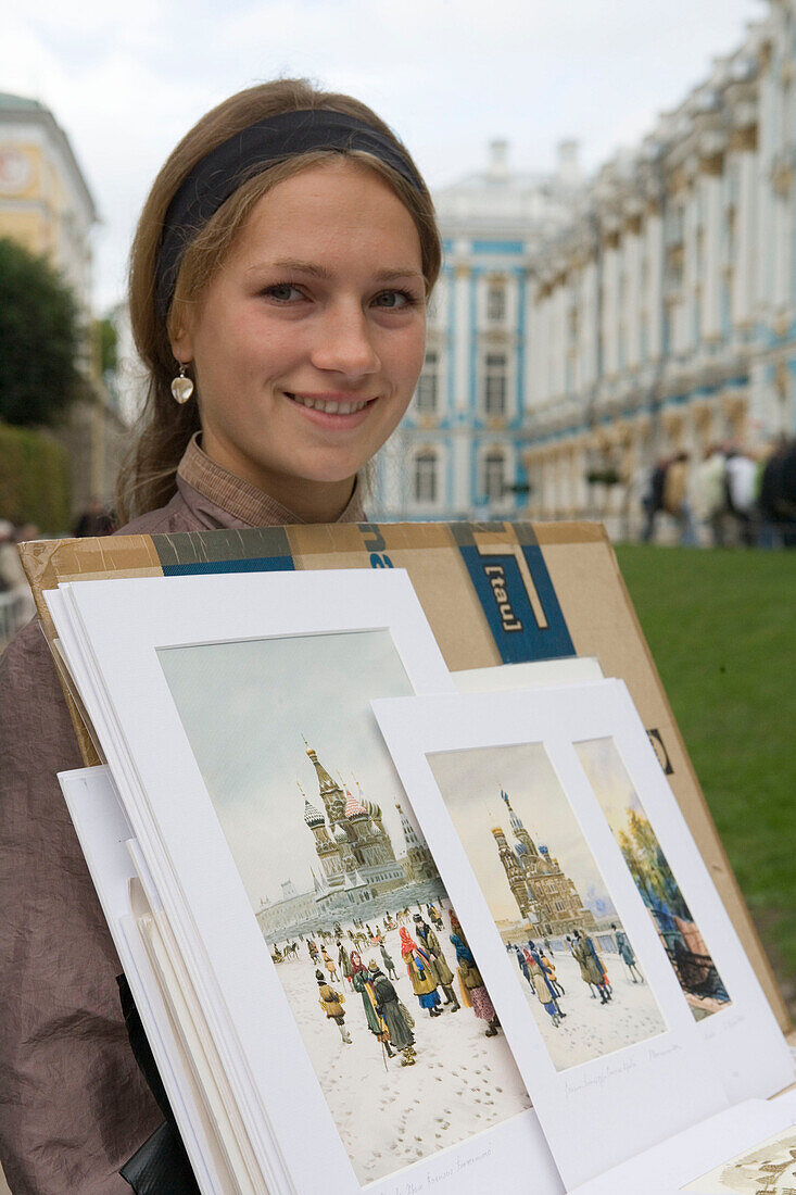 Junge Russin verkauft Souvenirs am Katharinenpalast, Zarskoje Selo (Dorf des Zaren), nahe Sankt Petersburg, Russland, Europa