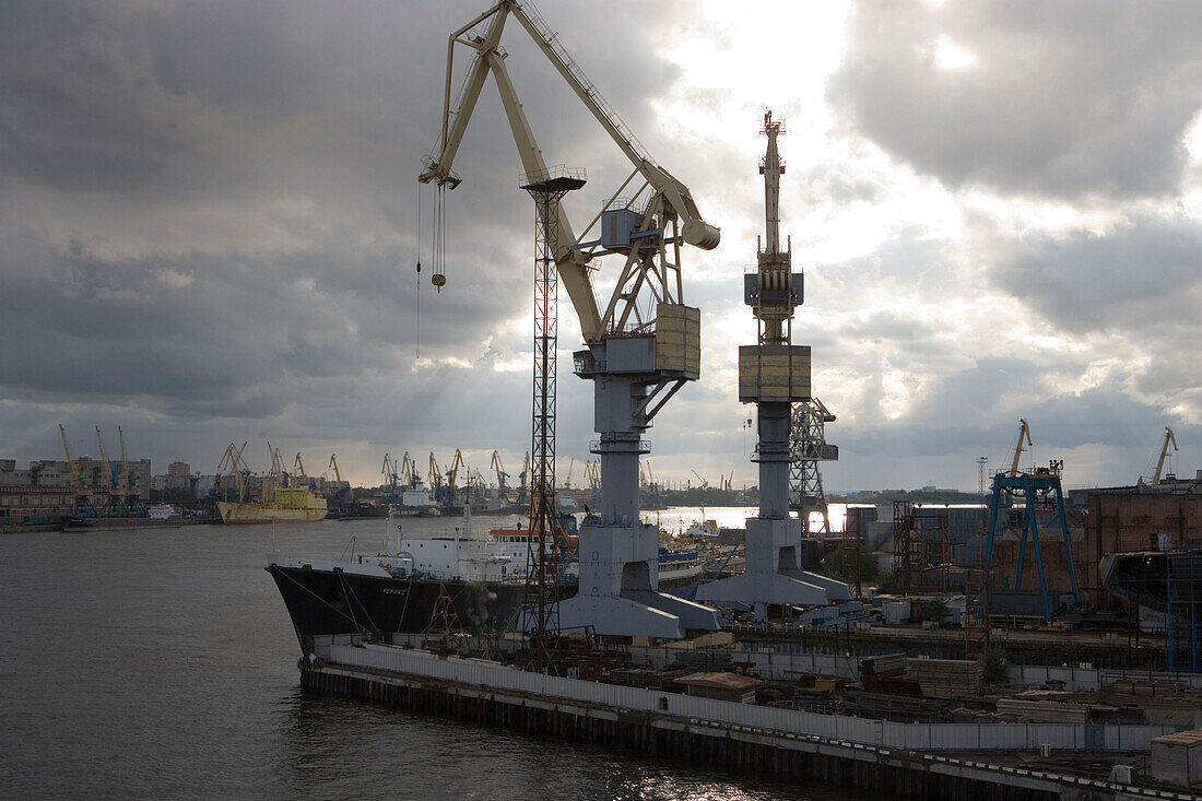 Kräne im Industriehafen am Fluss Neva, Sankt Petersburg, Russland, Europa
