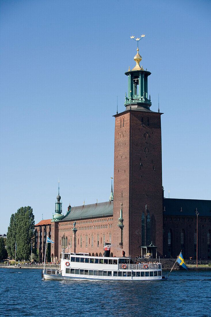 Ausflugsdampfer und Rathaus auf Kungsholmen, Stockholm, Schweden, Skandinavien, Europa