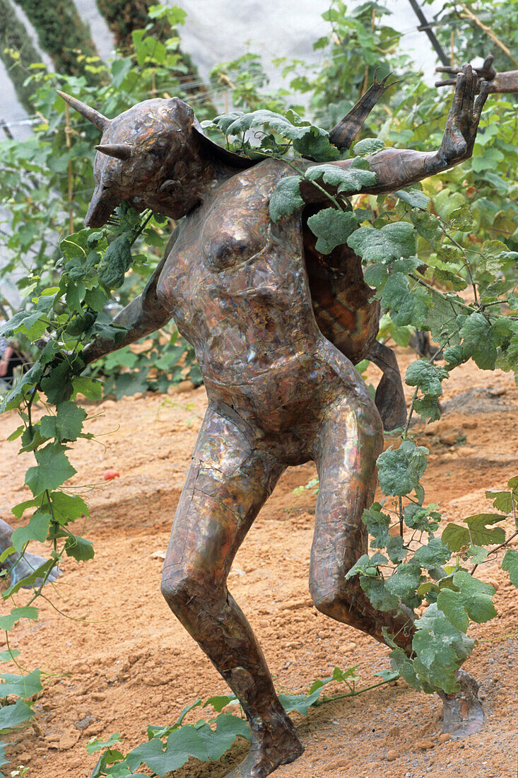 Bronzeskulptur in Kuppel von The Eden Project, nahe St Austell, Cornwall, Südengland, England, Großbritannien, Europa