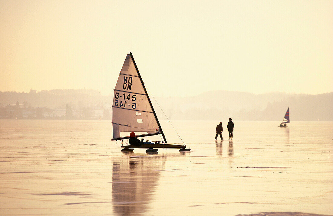 Eissegeln auf dem Wörthsee, Bayern, Deutschland