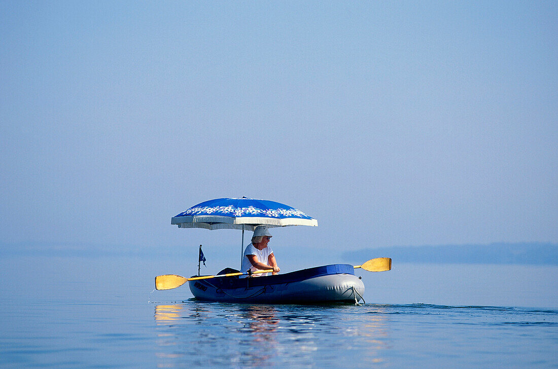 Rubber dinghy on Lake Ammersee, Upper Bavaria, Bavaria, Germany, Europe