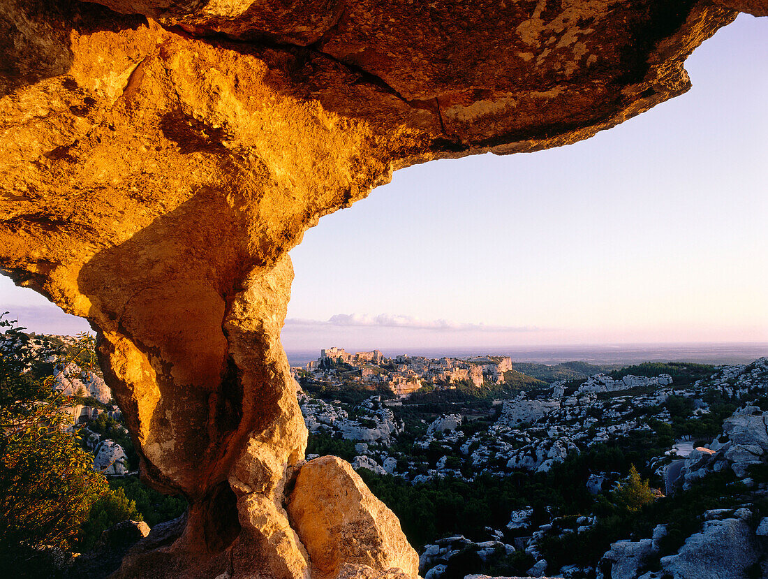 Felsbogen bei Les Baux-de-Provence, Provence, Frankreich