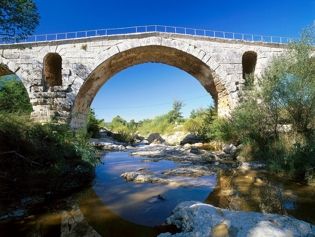 Pont Julien, römische Steinbrücke, Calavon Fluss, in der Nähe von Bonnieux, in der Nähe von Apt, Luberon-Tal, Vaucluse, Provence, Frankreich, Europa