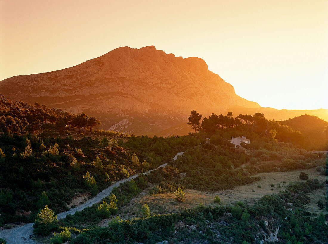 Mont Sainte-Victoire, near Aix-en-Provence, Pays d´Aix, Bouches-du-Rhone, Provence, France, Europe