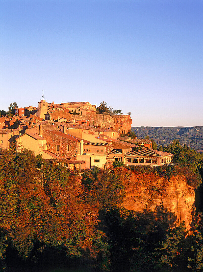 Roussillon, Dorf mit altem Ocker-Steinbruch, Vaucluse, Provence, Frankreich