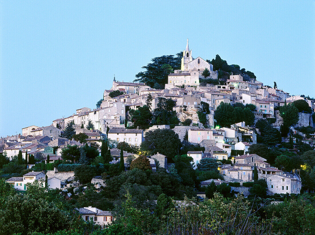 Bonnieux, ein Dorf in den Bergen Luberon, Montagne du Luberon, Vaucluse, Provence, Frankreich