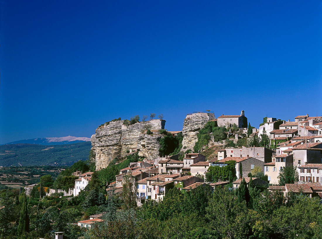 Saignon und Mont Ventoux, Luberon-Gebirge, (Vaucluse), Provence, Frankreich, Europa