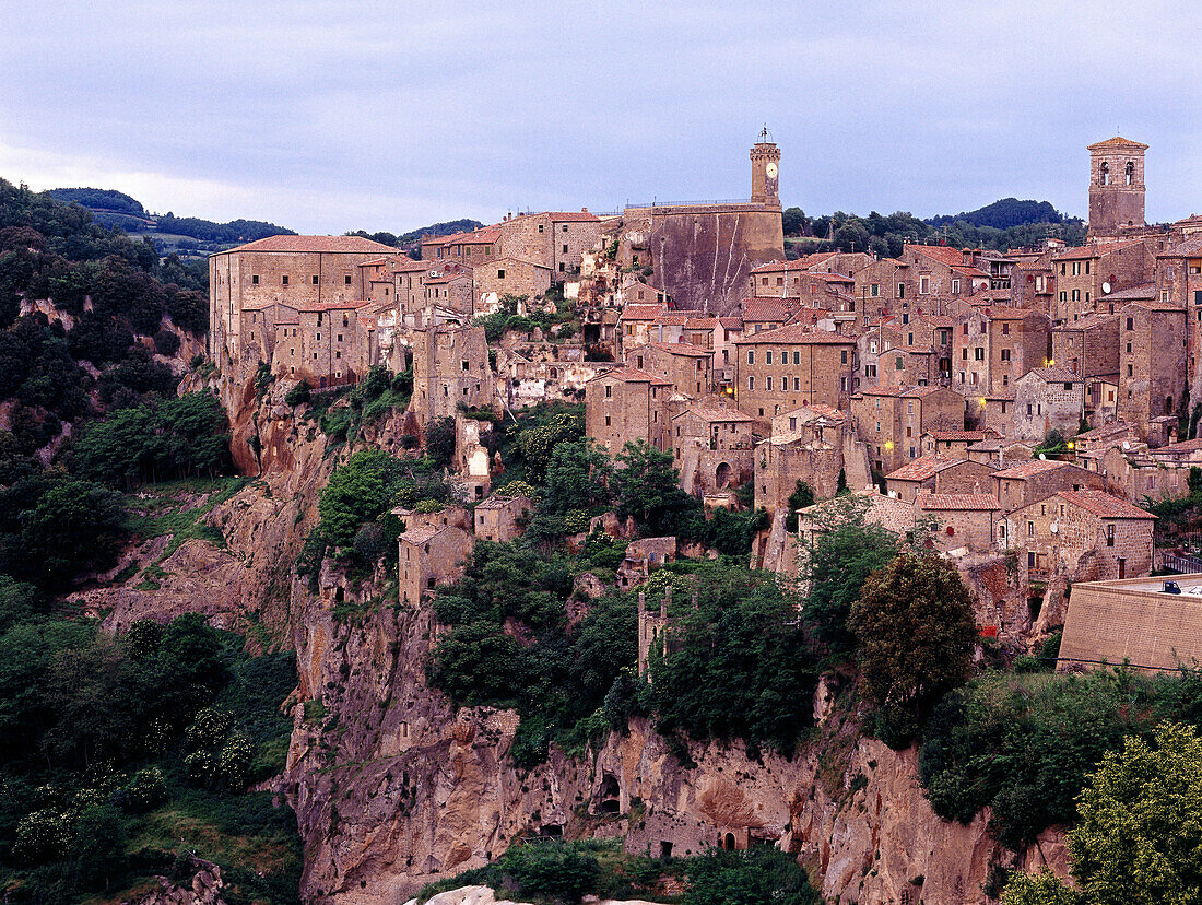 Mittelalterliche Stadt, erbaut auf Tuffstein, Sorano, Toskana, Italien