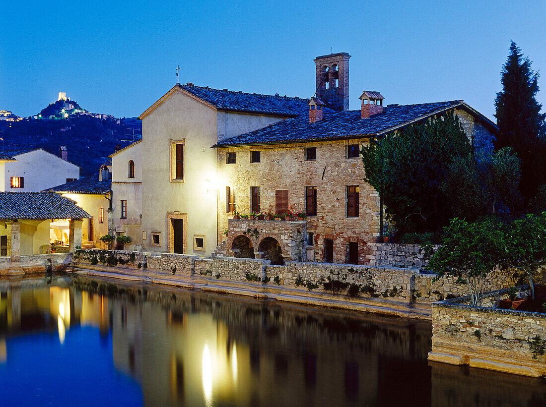 Thermalwasser-Becken, Blick von Bagno Vignoni zum Turm von Radicofani, Val d'Orcia, Toskana, Italien