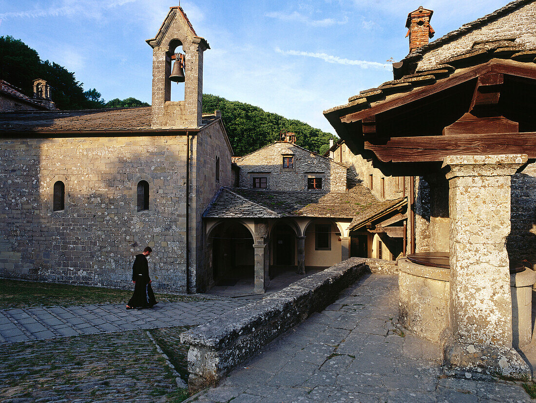 Brunnen vor der Santa Maria Kirche, Fransikanerkloster, La Verna, Toskana, Italien