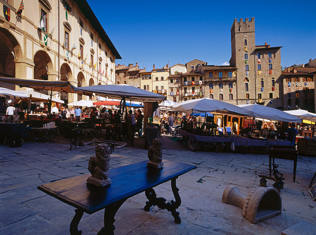 Antiquitätenmarkt auf der Piazza Grande, Arezzo, Toskana, Italien