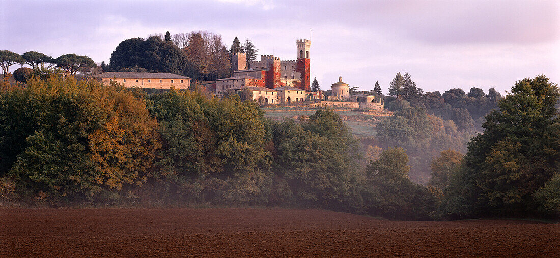 Castello, Burg in Montagnola Bergen, östlich von Siena, Toskana, Italien