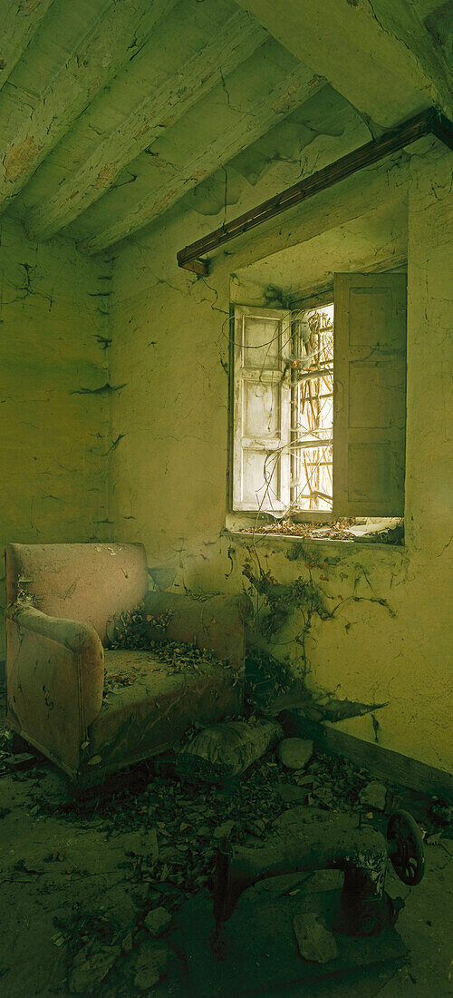 Sessel im verlassenen Haus bei Lucca, Toskana, Italien