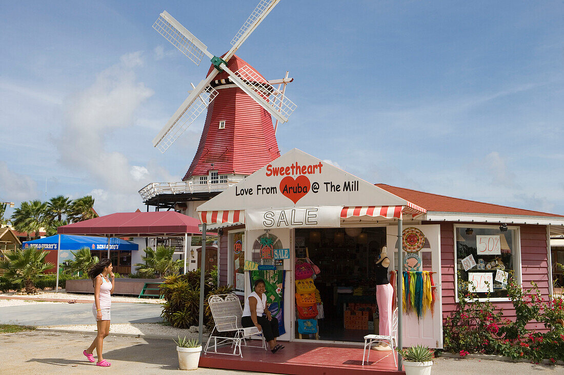Souvenierladen vor holländischer Windmühle, Aruba, ABC-Inseln, Niederländische Antillen, Karibik