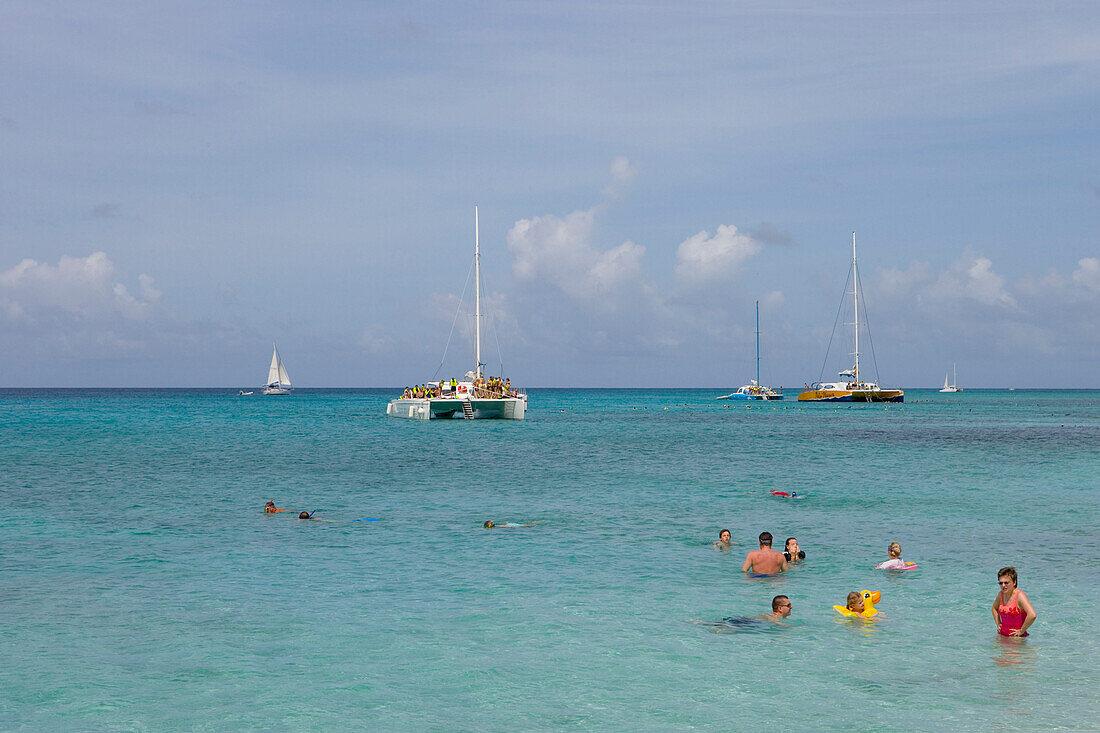 Menschen baden im Meer, Aruba, ABC-Inseln, Niederländische Antillen, Karibik