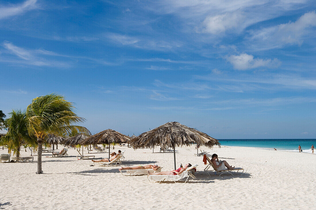 Menschen entspannen am Strand des Bucuti Beach Resort am Eagle Beach, Aruba, ABC-Inseln, Niederländische Antillen, Karibik