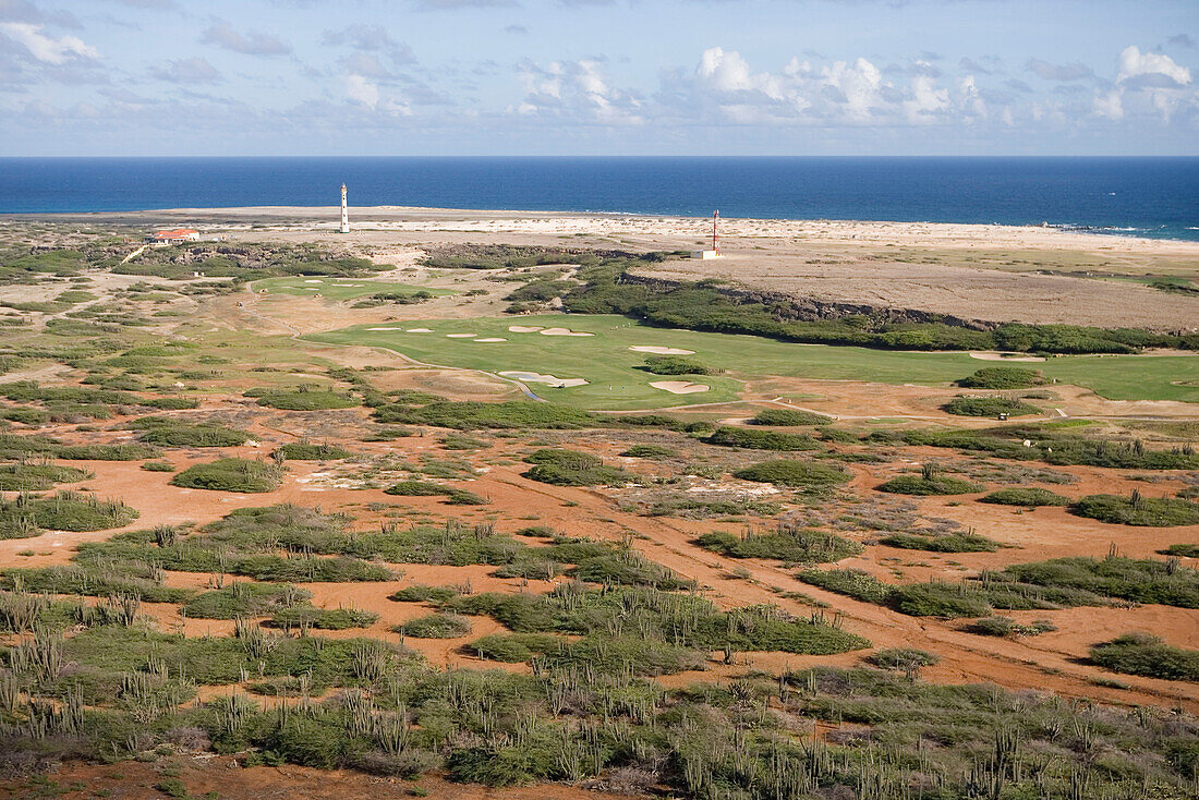 Luftaufnahme vom Tierra del Sol Golfplatz und dem California Lighthouse, Aruba, ABC-Inseln, Niederländische Antillen, Karibik