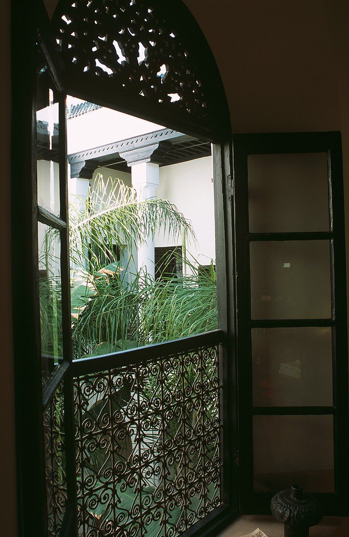 Geöffnetes Fenster zum Innenhof eines marokkanischen Hauses