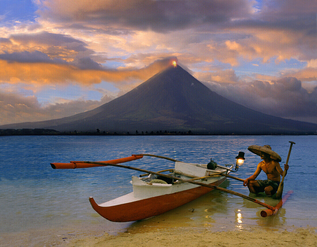 Fischer, Mayon Vulkan bei Legazpi Stadt, Ausbruch bei Sonnenuntergang, Legazpi, Insel Luzon, Philippinen