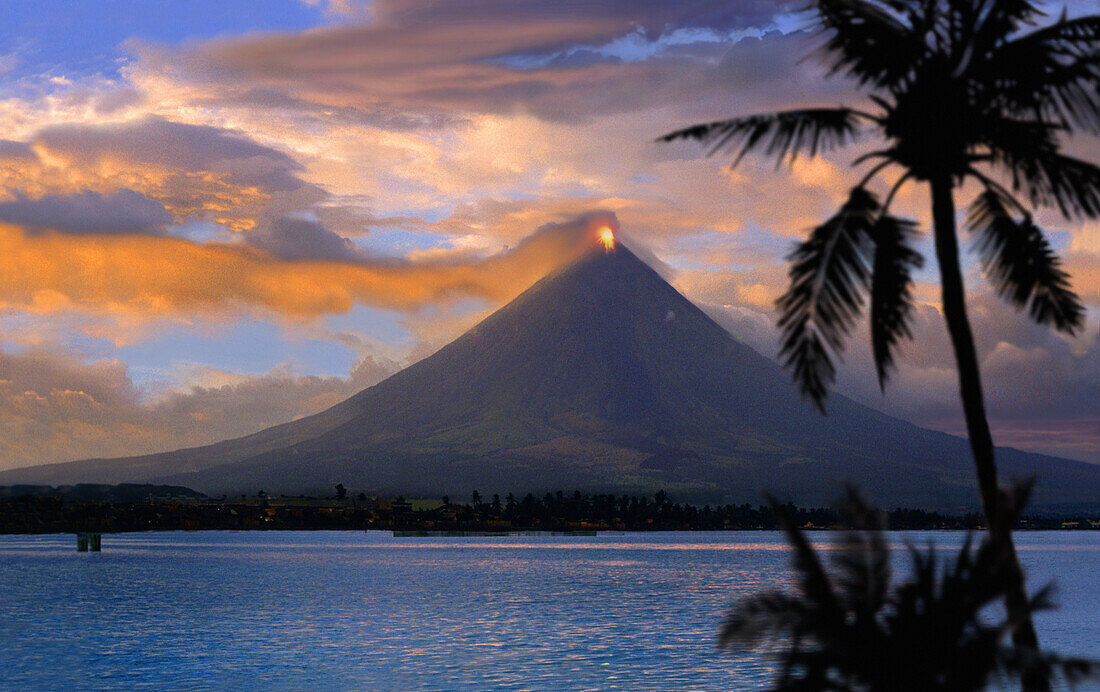 Vulkan Mayon bei Stadt Legazpi, Ausbruch am Abend, Legazpi, Insel Luzon, Philippinen, Asien
