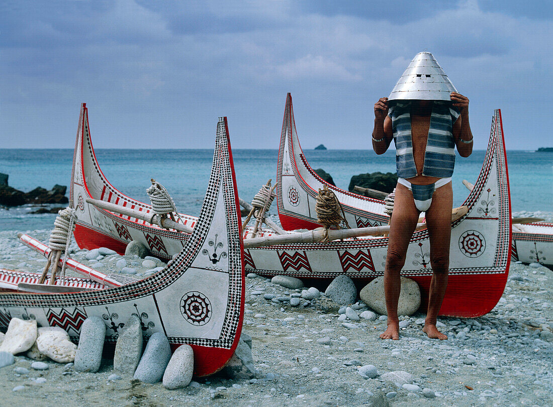 Yami Stammesangehöriger mit traditionellem Helm, Insel Lanyu, Taiwan