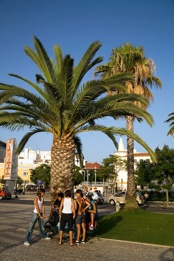 Kinder, junge Leute, Faro Promena, Algarve, Portugal