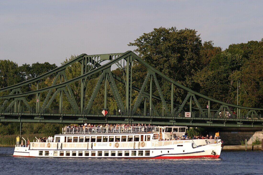 Potsdam, Glienecker Brücke, Touristenboot