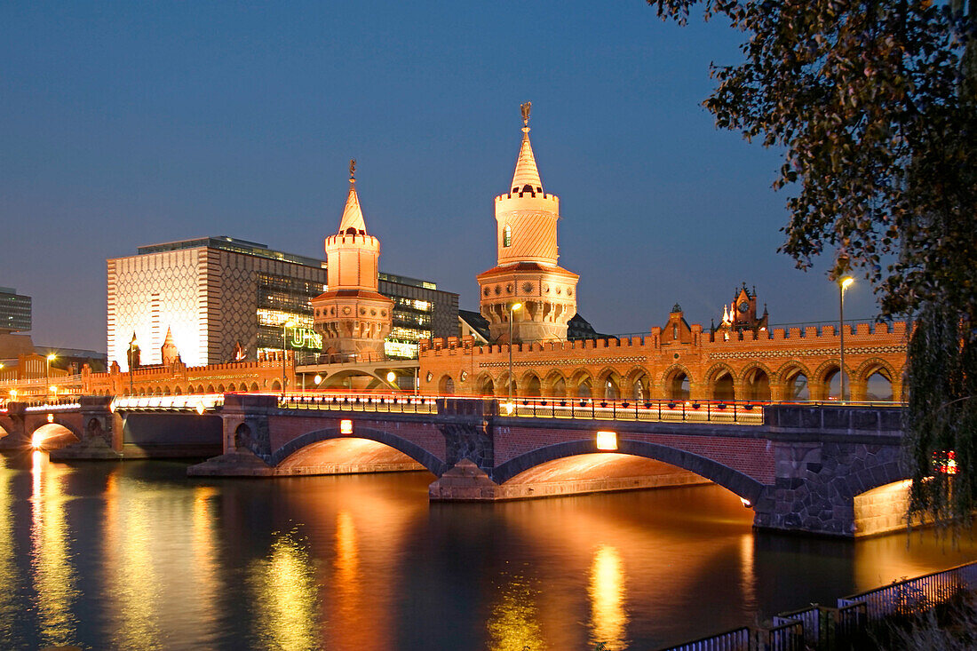 Oberbaum bridge in the night, Friedrichshain-Kreuzberg, Berlin